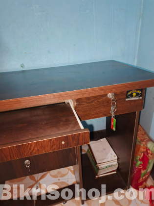 একটি কম্পিউটার টেবিল বিক্রি হবে